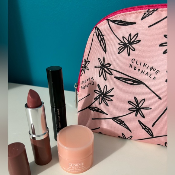 Clinique skincare and makeup bundle - Picture 4 of 5